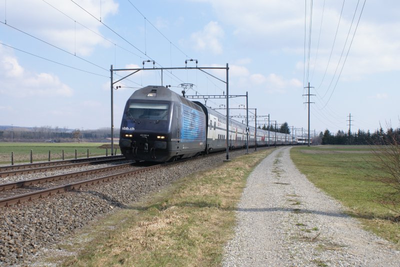 Re 460 051-6 befindet sich am 21.3.09 mit dem IC 824 in der Nhe von Httlingen-Mettendorf.