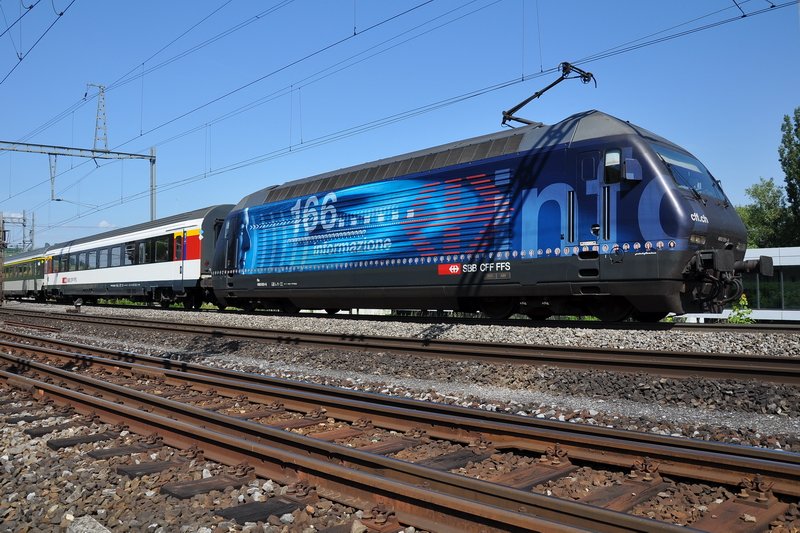 Re 460 051-6  info 166... . Eine Stunde nach meinen anderen Fotos von der  info 166...  habe ich den Standort gewechselt und habe sie bei der Ausfahrt vom Bhf. Frick abgelichtet. Bei dem schnen Wetter fllt das Warten ja nicht so schwer. 4.6 2009
