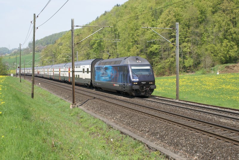 Re 460 051-6 mit IC 2000 am 21.4.09 in Tecknau.