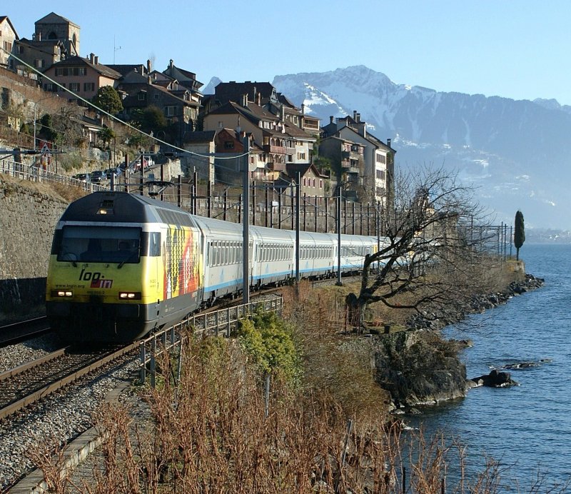 Re 460 053-0 Log-in mit CIS 120 bei St-Saphorin am 26. Dezember 2008
