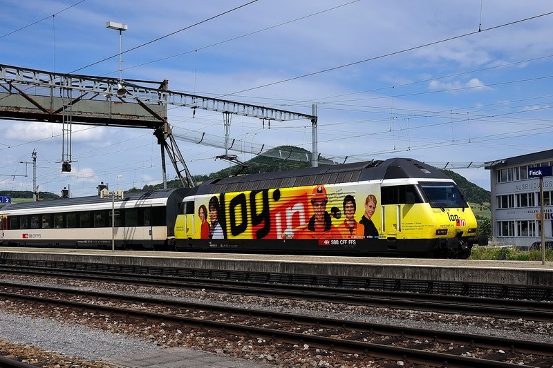 Re 460 053-2  Login . Nur 4 Minuten nach meiner Aufnahme an der Bahnstrecke, habe ich die schicke gelbe Werbelok noch einmal bei der Ausfahrt aus dem Bhf. Frick aufnehmen knnen. Frick AG 12.6.2009