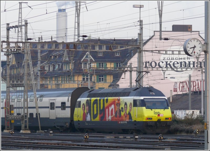 Re 460 053-2  login  schiebt einen IC 2000 aus der Zrcher Bahnhofshalle. (15.01.2008)