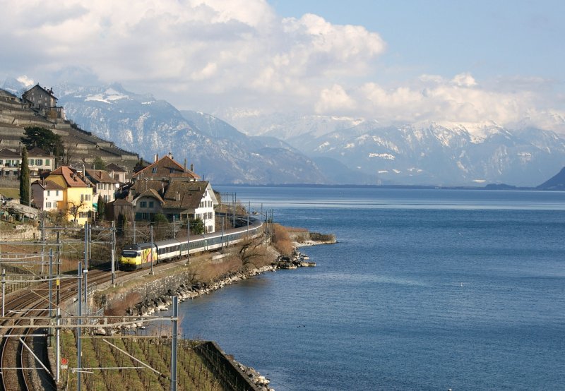 Re 460 053-2 mit IR 1728 auf der Fahrt von Brig nach Genf.
(11.03.2009)