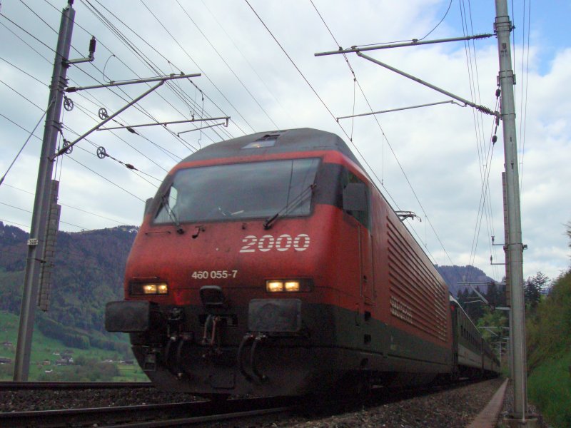 Re 460 055 mit IR nach Locarno am 02.05.2008 zwischen Arth-Goldau und Steinen.