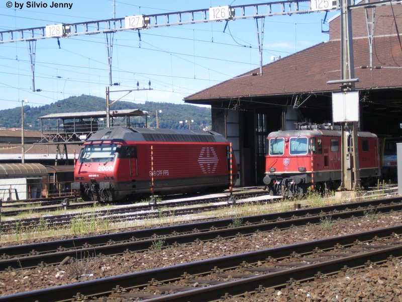 Re 460 056-5 und Re 4/4'' 11226 warten am 3.8.07 beim Depot Chiasso auf ihre nchste Einstze.