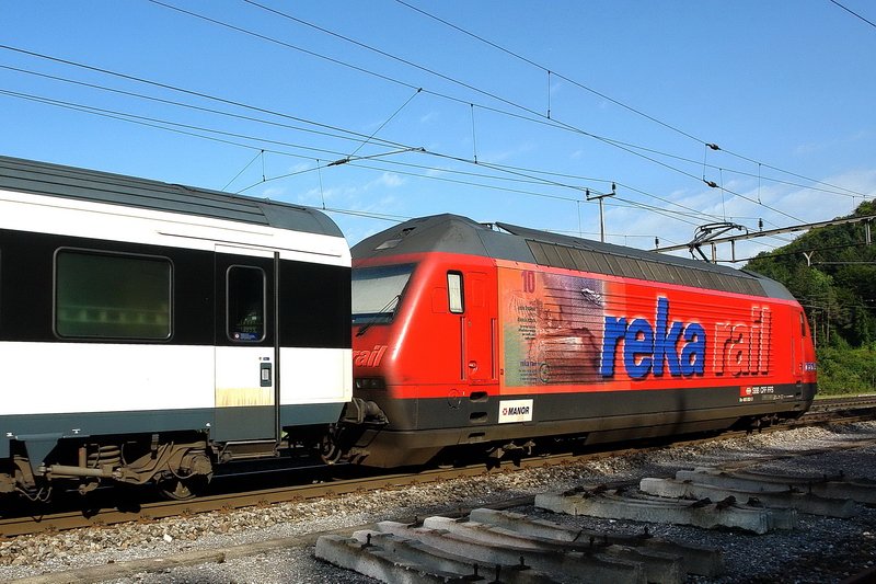 Re 460 062-3. Die  reka rail  Werbelok am Ende eines InterRegio bei Effingen ( Aargau ). Das warme Licht der Augustsonne lsst die Farben leuchten. 27.8.2007 