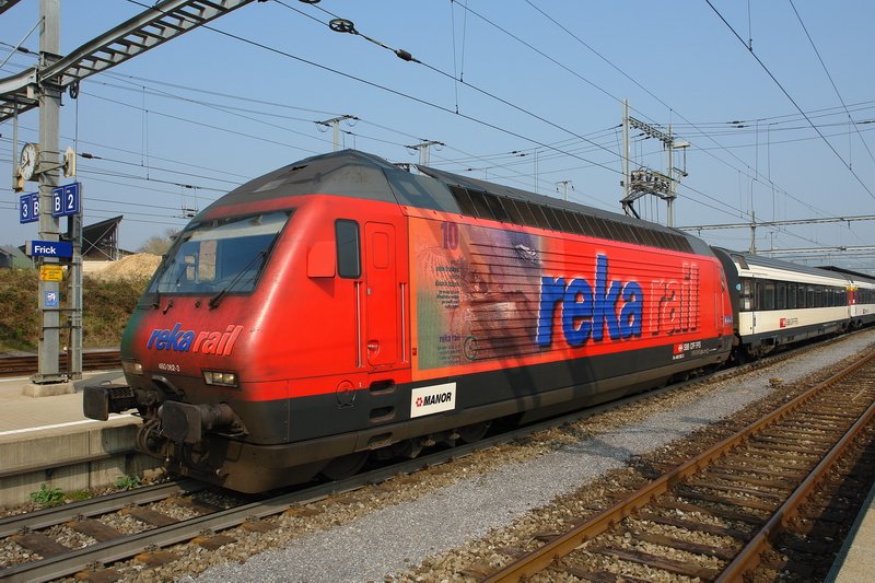Re 460 062-3. Die rote ?  reka rail  Werbelok wartet mit ihrem InterRegio im Bhf. Frick (Kanton Aargau) auf die Weiterfahrt nach Zrich. Das Besondere an dieser Lok ist die andere Seite, die eine grne Lackierung hat, siehe Bild ID 92283). 15.3.2007