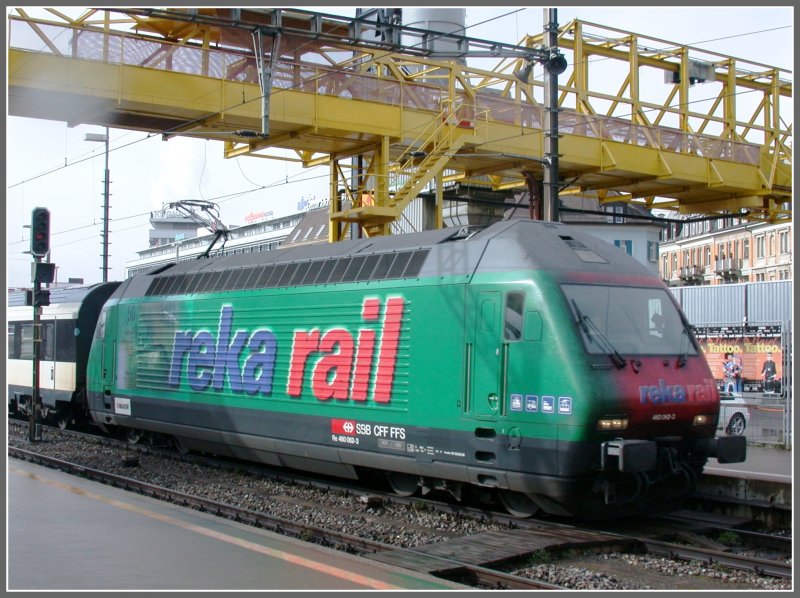 Re 460 062-3 Reka Rail kommt mit IR von Basel SBB bers Fricktal in Zrich HB an. Bereits von Jrgen Walter bei Frick fotografiert.Reka Rail sind die Reisegutscheine der Schweizerischen Transportunternehmungen (siehe Piktogramme ander vorderen Lokseite) 19.03.2007