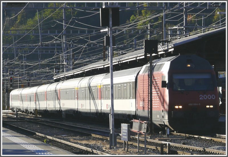 Re 460 064-9 ist soeben mit einem IC in Brig eingetroffen. Die letzten Sonnenstrahlen stehen flach ber dem Wallis. (20.10.2007)