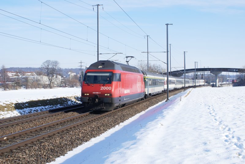 Re 460 066-4 mit einem Interregio Konstanz-Biel am 15.2.09 in Bassersdorf.