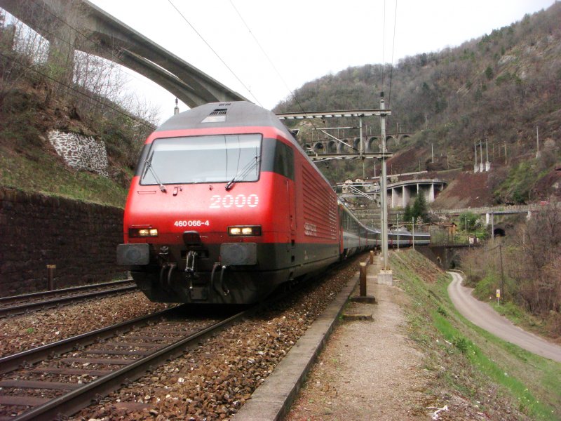 Re 460 066 mit EC nach Milano in der Biaschina am 03.04.2008
