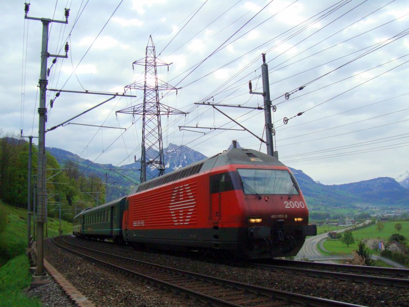 Re 460 069 mit EC am 02.05.2008 zwischen Steinen und Arth-Goldau.