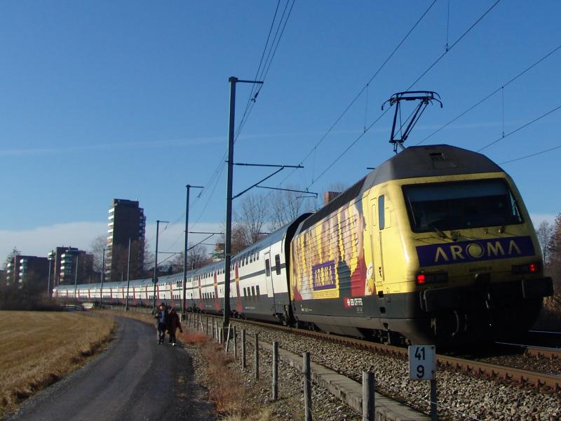 Re 460 070-6 mit der Werbung  Aroma  am 8.1.05 auf dem Weg nach Luzern