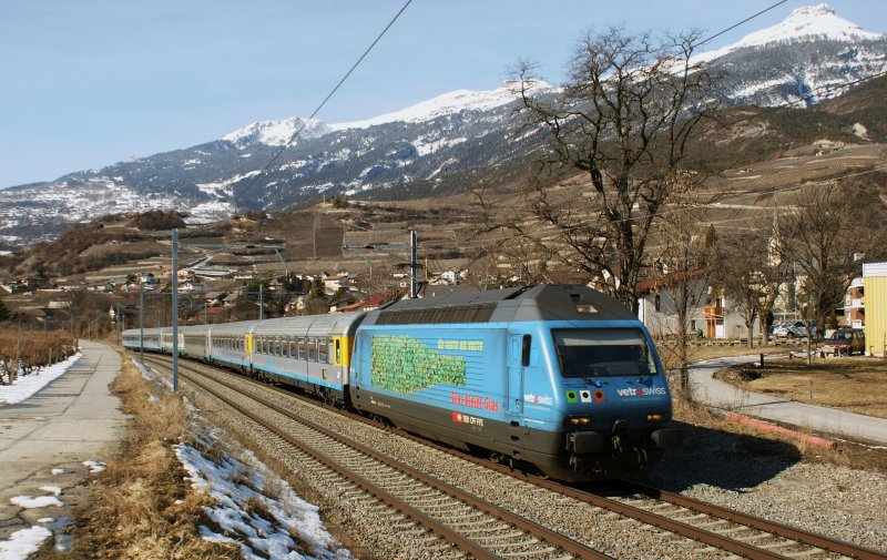 Re 460 071-4 mit CIS EC 125 Genve - Milano bei Salgesch am 25. Febraur 2009.