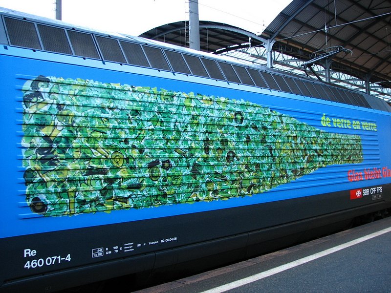 Re 460 071-4. Seitenansicht der  vetroswiss  Werbelok. Der Werbespruch auf der Lok vorn lautet ... damit Glasrecycling rund luft ... und die abgebildete Flasche bedarf keiner weiteren Erkrung. Mir gefllt die Werbung auf der Lok gut. Bhf. Olten am 7.1.2007
