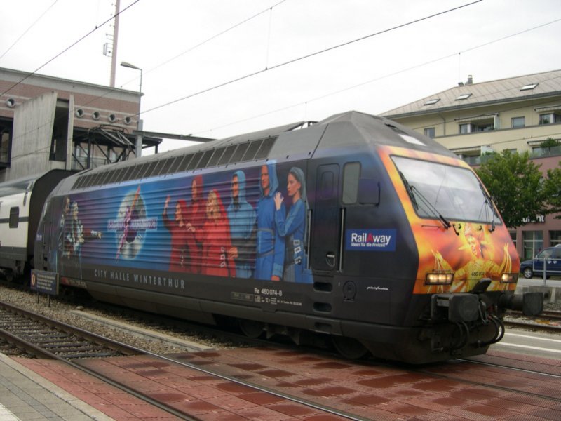 Re 460 074-8  Space Dreams  ist am 11.07.2005 mit IC 912 Romanshorn - Interlaken Ost unterwegs. Hier beim Halt in Spiez. Der Zug ist aus Doppelstockwagen der Gattung IC 2000 gebildet.