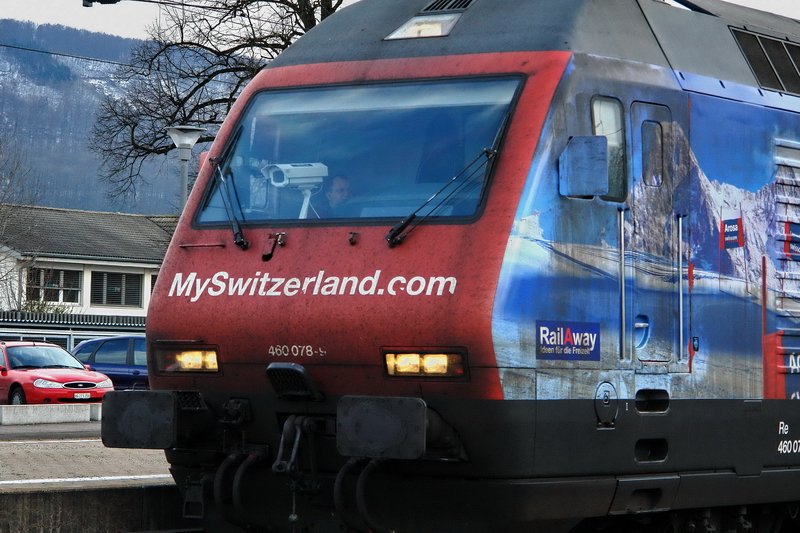 Re 460 078-9.  MySwitzerland.com , Werbung fr den Tourismus in der Schweiz. Aber, wer kann mir sagen, welchen Zweck die Kamera im Fhrerstand hat ? Vielleicht fr ein neues Bahnvideo ? Die Kamera ist mir nicht gleich aufgefallen bei den ersten Aufnahmen (siehe auch Bild ID 94030). Bhf. Frick am 25.3 2007