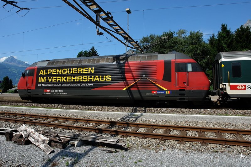 Re 460 080-5. Der InterRegio, mit der  Verkehrshaus  Werbelok, setzt sich wieder in Bewegung mit Endziel Basel ber Ziegelbrcke und Zrich HB. Bei dem herrlichen Wetter sicher eine wunderschne Reise durch abwechslungsreiche Landschaften. Bhf. Bad Ragaz (St. Gallen) am 24.6.2007.