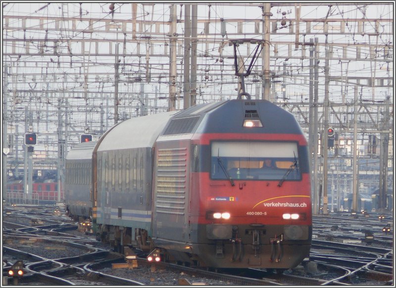 Re 460 080-5  Verkehrshaus Luzern  fhrt mit dem einzigen noch verbliebenen Nachtzug aus Italien, in Zrich HB ein. (15.01.2008)