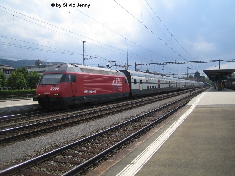 Re 460 083-9 bei der Durchfahrt in Rotkreuz mit einem IR nach Zrich Flughafen.