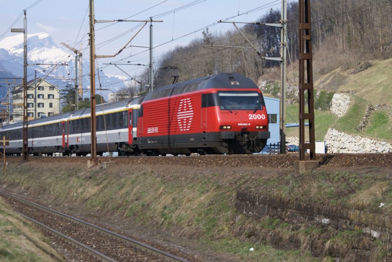 Re 460 083-9 mit dem EC 115 bei Erstfeld, am 8.3.08.