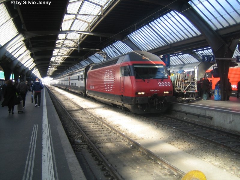 Re 460 084-7 ''Helvetia'' am 9.3.08 mit einem IC Dosto in Zrich HB.