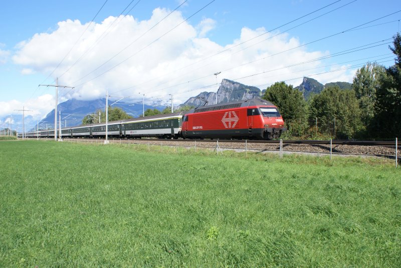 Re 460 085-4 befindet sich am 5.9.09 in Maienfeld.

