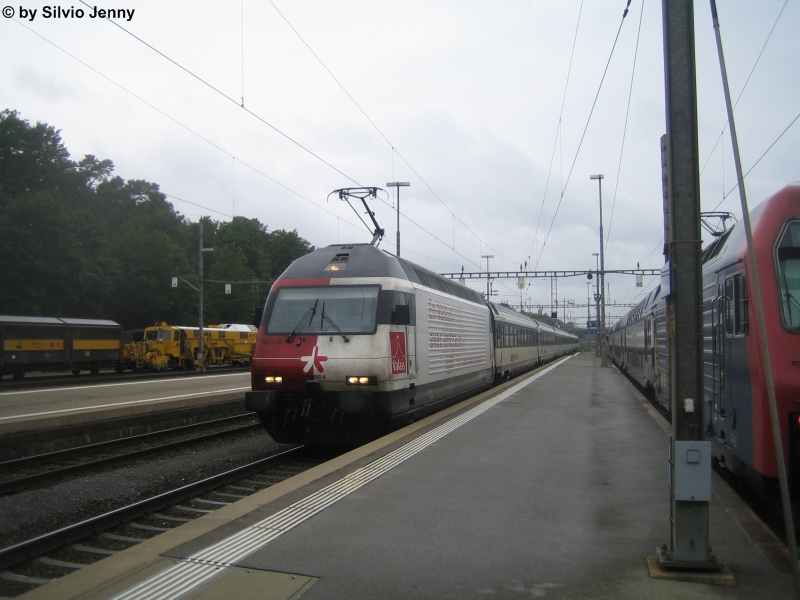 Re 460 090-4  Mit Zug ins Wallis  am 23.6.09 mit einem IR nach Bern in Blach