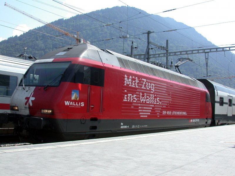 Re 460 090-4 wirbt fr den Zug ins Wallis durch den neuen Ltschbergtunnel. Chur (03.07.2006)