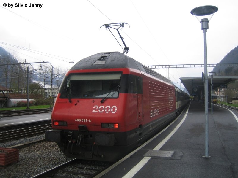 Re 460 093-8 ''Rhein'' am 23.4.08 in Interlaken Ost. Diese Lok schob unseren IC nach Bern, whrenddessen wir unser Mittagessen im Speisewagen assen. Gut zu sehen bei dieser Lok, der Faivaley-Versuchspanto.