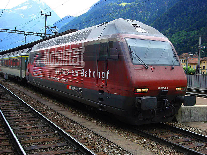 Re 460 094-6 (Mobilitt beginnt am Bahnhof) mit IR nach Zrich HB kurz vor der Abfahrt im Bahnhof Erstfeld, 05. Juli 2009, 16:31