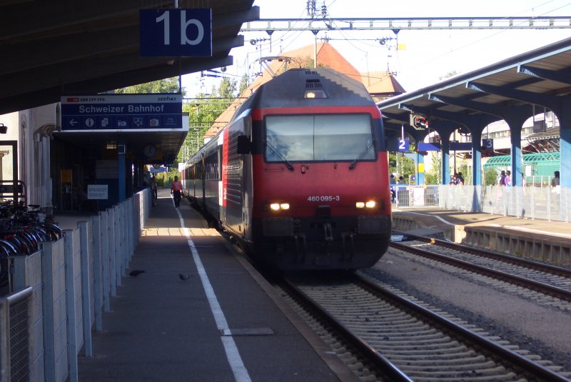 Re 460 095-3  Bachtel  wartet mit ihrem IR 2136 im Schweizer Bahnhof Konstanz am Sptnachmittag des 05.09.2009.