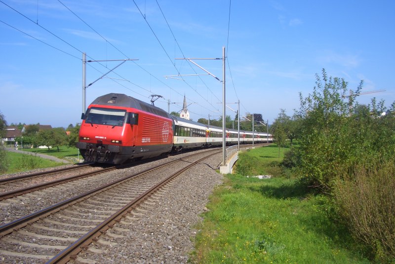 Re 460 095-3  Bachtel  zieht ihren IR 2136 kurz nach der Durchfahrt des Bahnhofs Tgerwilen Dorf weiter in Richtung Weinfelden, Frauenfeld, Winterthur, Zrich Flughafen, Zrich Hauptbahnhof, Olten, Oensingen, Solothurn, Grenchen Sd, Biel. 16.08.09.