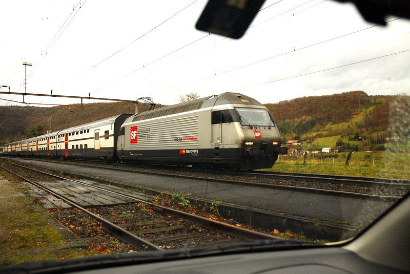 Re 460 100-1. Ein weiteres Bild bei Regenwetter bequem aus dem Auto fotografiert und so die Kamera (Nikon D80) vor Nsse geschtzt. Den Fensterrahmen habe ich extra mit ins Bild einbezogen. Im Fricktal (Kanton Aargau) am 4.12.2006