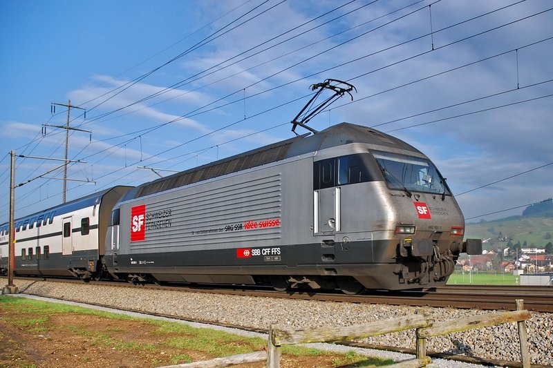 Re 460 100-1. Noch ist die Silberlok  SF Schweizer Fernsehen  am Ende des IR2070 nach Basel, aber in genau 65 Minuten kommt er wieder und dann habe ich die Lok vor dem Zug. Mal sehen, was es fr Zge in der nchsten Stunde Wartezeit noch zu fotografieren gibt. 3.12.2006