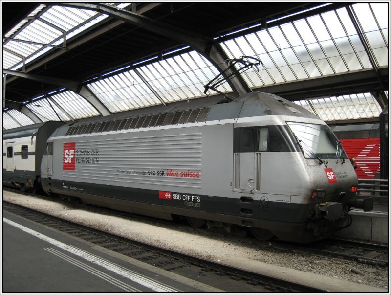 Re 460 100 ist mit einem IR aus Luzern in Zrich eingetroffen. (22.07.2007)