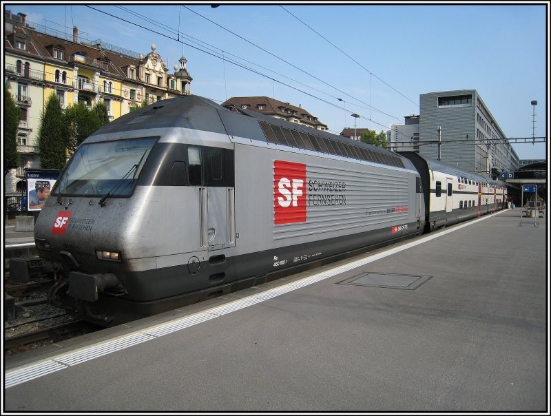 Re 460 100 steht am 18.07.2007 vor einem IR nach Zrich im Bahnhof von Luzern.