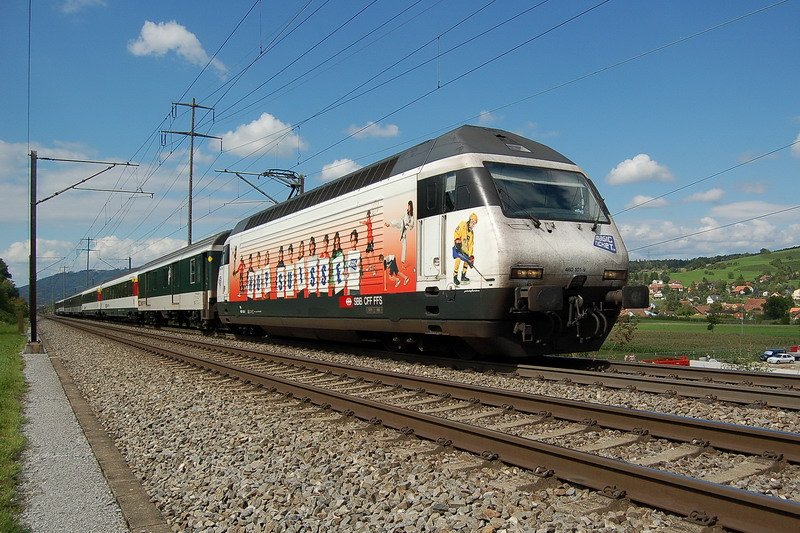 Re 460 101-9 HOP SUISSE auf der Fahrt nach Zrich am 25.8.2006. Tut mir leid, dass die Lok vorn so verschmutzt ist.
