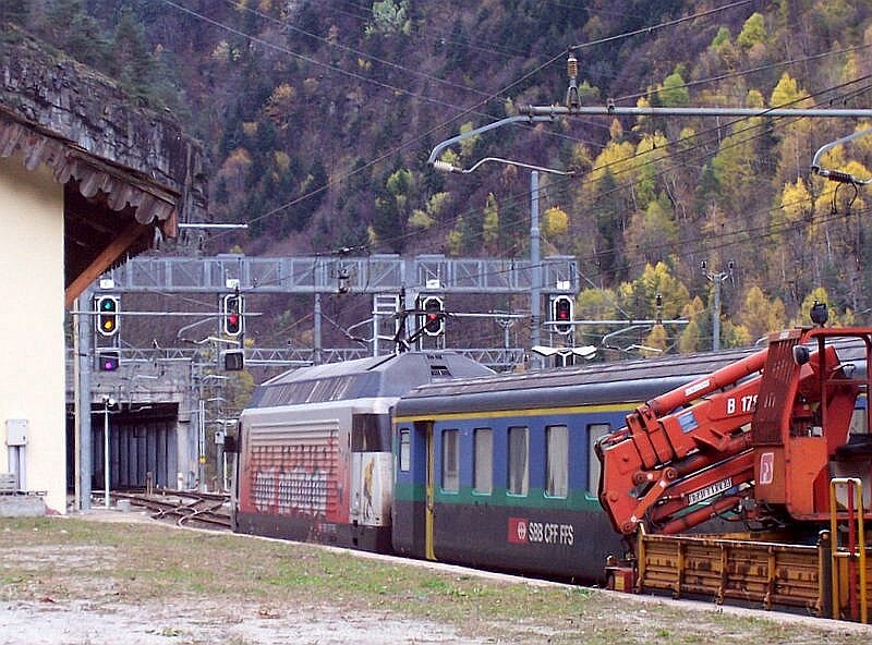 Re 460 101-9 mit Nahverkehrszug nach Domodossola verlt am 12.11.2006 den Grenzbahnhof Iselle, morgens und abends in der Hauptverkehrszeit fahren die Zge Brig - Domodossola, den Rest des Tages nur Iselle - Domodossola.
