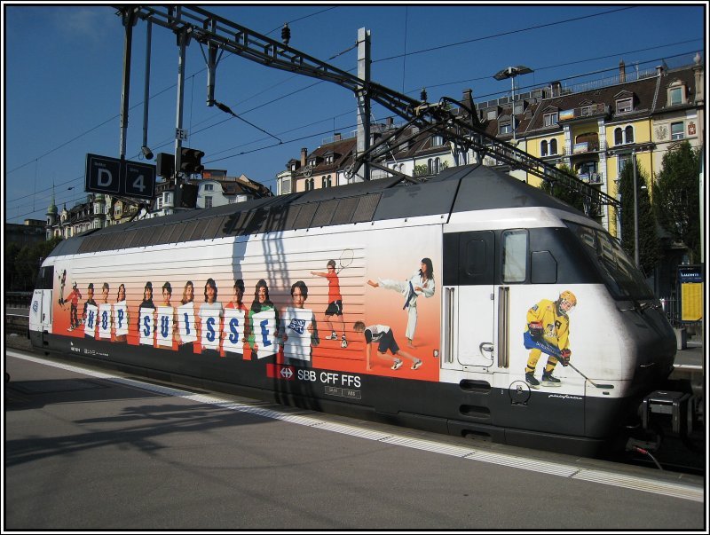 Re 460 101 steht am 19.07.2007 vor einem IR nach Zrich im Bahnhof von Luzern. 