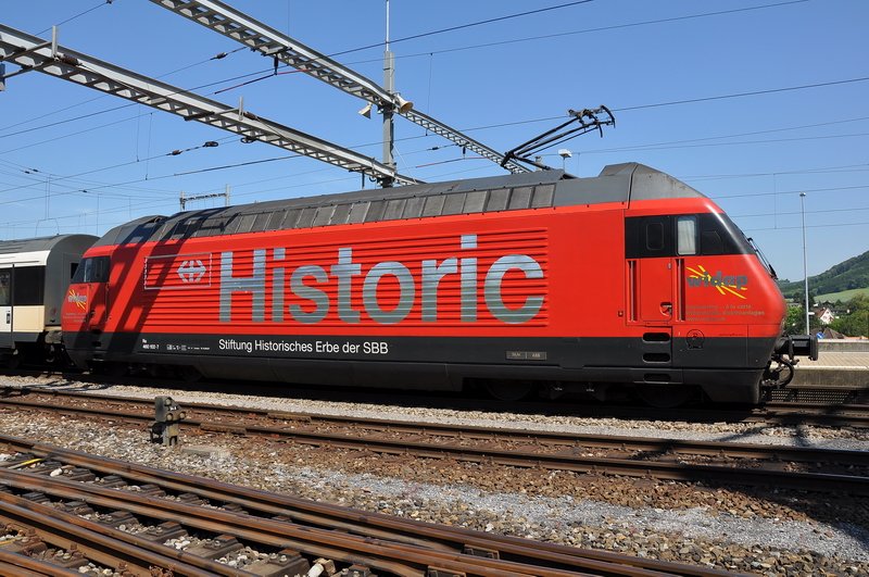Re 460 102-7  Historic . Noch ist sie am Ende des InterRegio nach Basel im Bhf. Frick, aber in einer Stunde kommt sie wieder zurck und dann fhrt sie vorneweg. Frick AG 4.6.2009