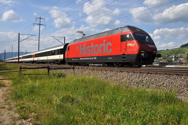 Re 460 102-7  Historic . Nur eine Stunde nach der blauen  info 166  nun eine rote Werbelok. Zum Glck war gerade die Sonne wieder da und gab der roten Farbe stahlenden Glanz. Frick im Aargau am 3.6.2009.