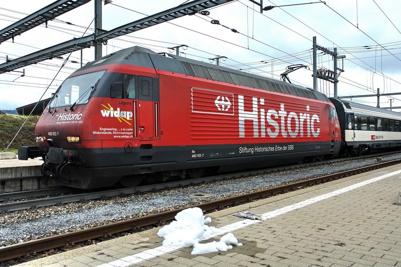 Re 460 102-7. Kurzer Halt im Bhf. Frick (Kanton Aargau) des InterRegio nach Zrich. 24.3.2007