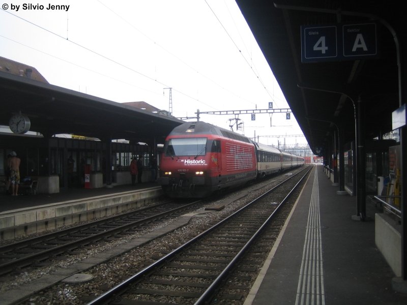 Re 460 102-7 ''SBB Historic'' fhrt am 23.12.08 mit dem IR 2527 in Fribourg ein.