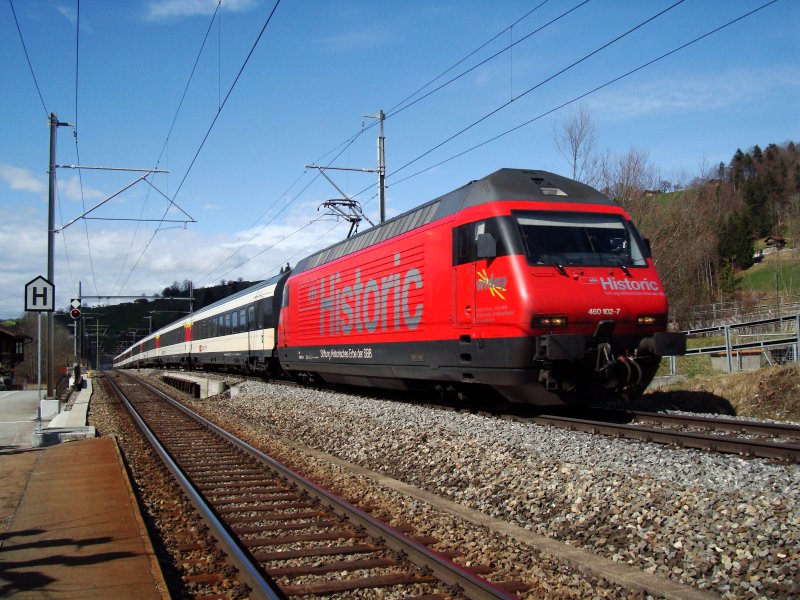 Re 460 102 mit IC nach Brig am 10.04.2008 bei Mlenen. 