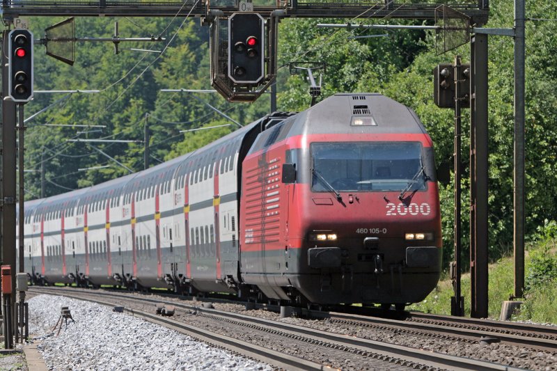 Re 460 105 mit DOSTO-Zug auf der Bzberg-Sdrampe unterwegs nach Brugg/AG  (14.7.2007)