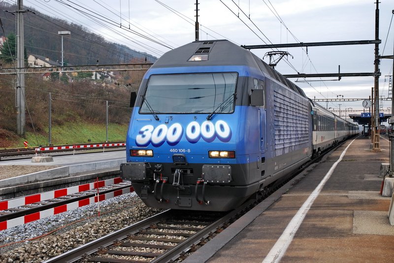 Re 460 106-8. Als ich auf dem Bhf. Stein-Sckingen (Aargau) auf die S1 nach Basel wartete, kam der InterRegio nach Zrich auf dem Gegengleis eingefahren. Ein schneller Spurt zur schnen blauen Lok, mit der markanten  300 000  drauf, und schnell den Auslser gedrckt. Wetter war mies, aber das Blau leuchtete wunderbar an der blitzsauberen Lok, die ich zum ersten Mal sah. 11.12.2006