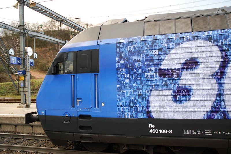 Re 460 106-8. Ca. 3000 Portraitfotos sind auf der Lok zu sehen. Die Zahl 300 000 bedeutet, dass soviel Generalabonnements der SBB im Umlauf sind. Danke an Stefan Hofmann f�r die Aufkl�rung, ich hoffe, sein Foto ist auch auf der Lok abgebildet. Aufnahme am 19.12.2006 im Bhf. Frick (Aargau).