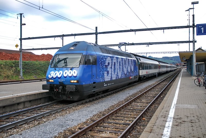 Re 460 106-8. Der InterRegio nach Zrich im Bhf. Frick (Aargau) am 19.12.2006. Mir gefllt diese blaue Lok, vor allem, weil sie noch vorn so sauber ist, was man von den meisten anderen Werbeloks der SBB nicht sagen kann.