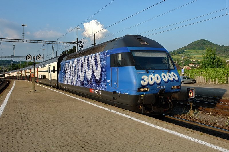 Re 460 106-8. Einfahrt des InterRegio nach Zrich in den Bhf. Frick (Aargau) am 28.4.2007, pnktlich um 19:02 Uhr. Gut, dass es um diese Zeit, Ende April, wieder gengend hell ist und ich meine derzeitige  Lieblingslok  problemlos fotografieren kann. ISO 200, Bl.4 und 1/1250s sind die Aufnahmedaten von diesem Bild.